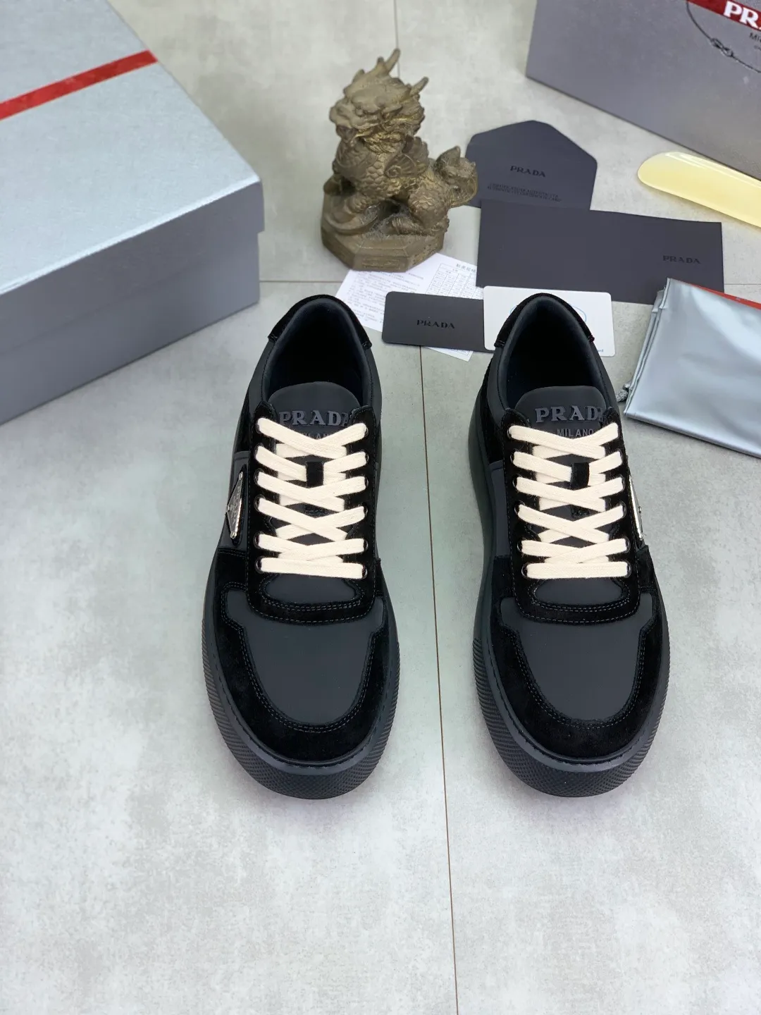 Men's shoes 💰P560💰 [New model] High version official website popular model is on the market, 🆘 Trendy brand (Prada) mainly promotes popular model, avant-garde and versatile fashionable men's shoes private version mold opening, cowhide surface splicing 1:1.. Stylish and simple, original imported cowhide lining cowhide feet; the atmosphere and personality are more fashionable, eye-catching and pursuing class. It will subvert the old idea and be a must-have for fashion trendsetters with you! Must keep it for yourself! Tall and comfortable, large and low, high-end quality workmanship. Code number: 38-44 5⃣️colors available.